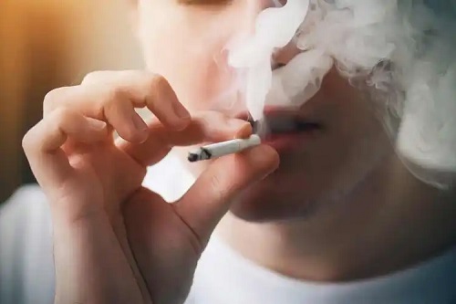 Bărbat care fumează