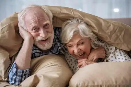 Bătrâni fericiți în pat