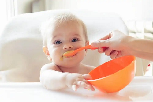 Bebeluș hrănit cu lingurița