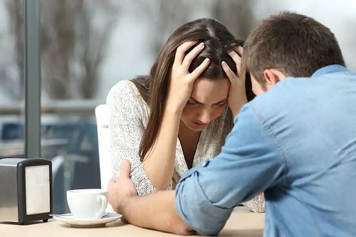 Cuplu care discută despre tipuri de divorț