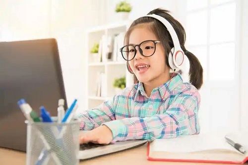 Fetiță care știe cum poți elibera spațiu pe calculator