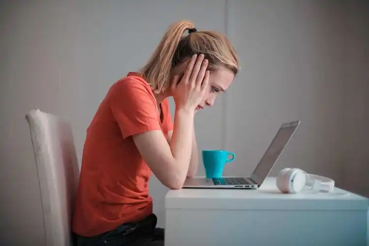 Fată care nu știe cum poți elibera spațiu pe calculator