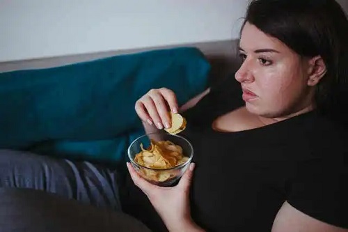 Fată care nu cunoaște riscurile vieții sedentare asupra creierului