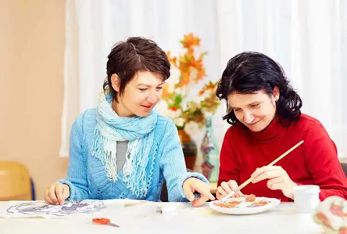 Femei care pictează de Ziua Mondială a Autismului