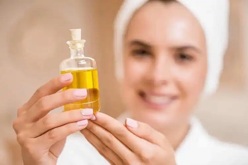 Femeie care cunoaște beneficiile uleiului de copaiba