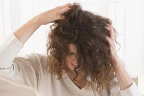Femeie care se confruntă cu căderea părului în alăptare