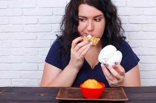 Femeie care nu știe cum să eviți mâncatul compulsiv