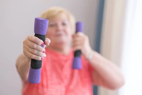 Femeie care face exerciții izotonice și izometrice