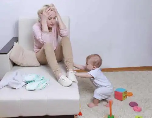 Femeie care nu simte legătura emoțională cu bebelușul