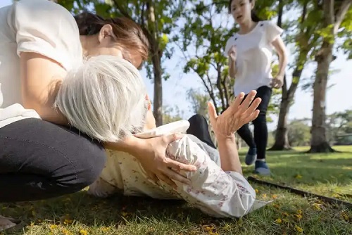 Femeie leșinată în parc