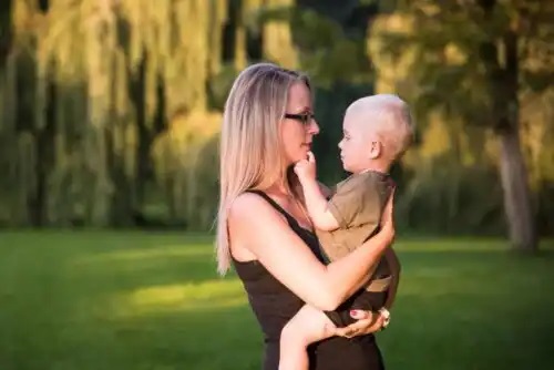 Femeie care a format relația cu nou-născutul