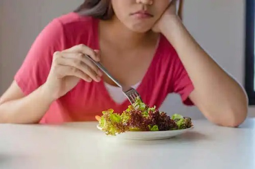 Femeie care consumă salată
