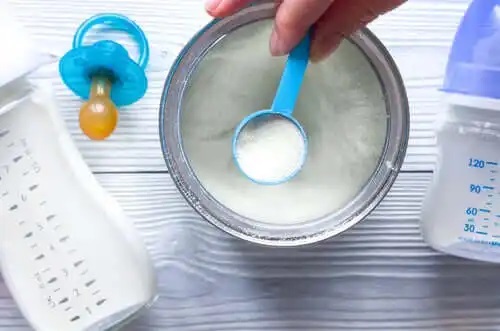 laptele praf pentru bebeluși conține zahăr și aditivi