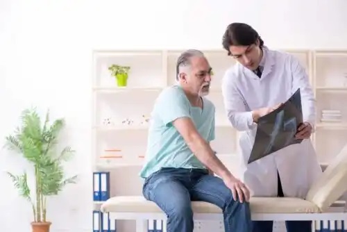 Medic care prezintă caracteristicile artritei infecțioase acute