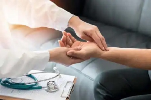 Medic care măsoară ritmul cardiac