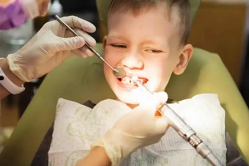 Medic care aplică ortodonția la copii