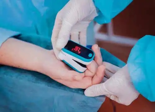 Medic care folosește un pulsoximetru