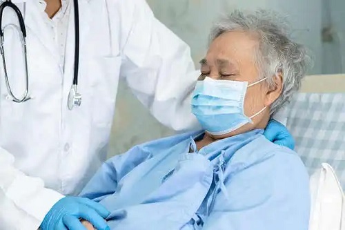 Pacient care se confruntă cu sechelele după pneumonie