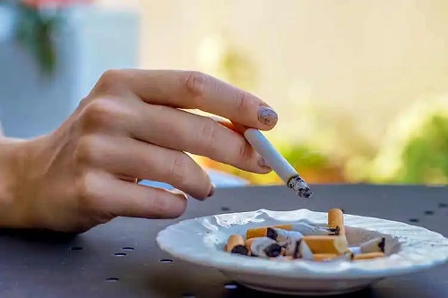 Persoană care nu știe că țigările cu mentol sunt periculoase