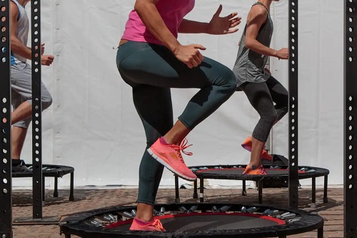 Persoane ce practică jumping fitness