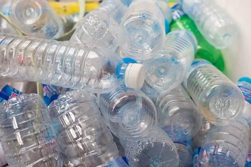 Gramă de PET-uri ce pot fi reciclate