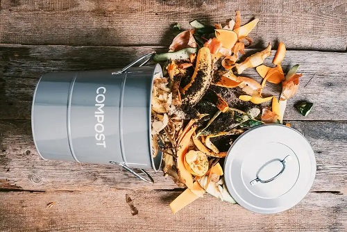 Găleată cu resturi pentru compost de casă