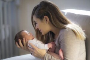 Sfaturi pentru stimularea capacității vizuale bebelușului