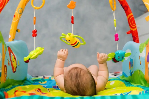 Stimularea capacității vizuale bebelușului cu jucării
