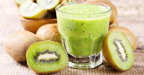 Pahar cu suc de kiwi
