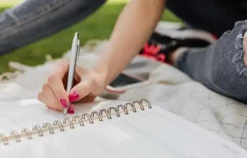 Tânără care se bucură de beneficiile lettering-ului