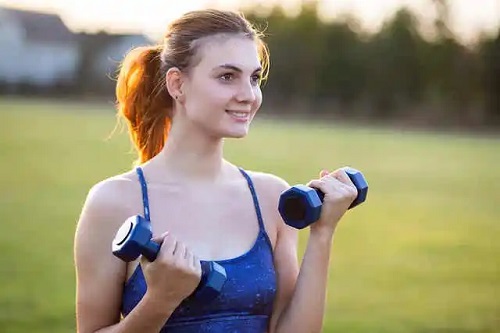 Tânără care știe cum să eviți mâncatul compulsiv prin sport