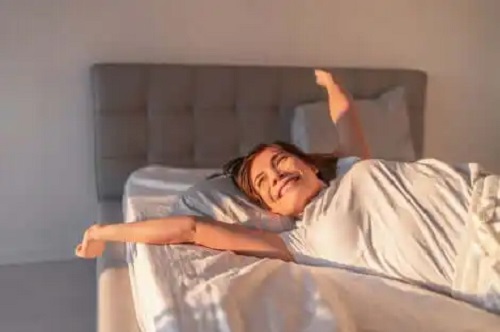 Tânără care pune în practică sfaturi pentru o zi fericită
