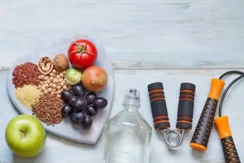 Platou cu alimente sănătoase și accesorii de sport