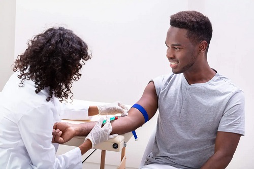 Băiat cu hiperplazie suprarenală congenitală