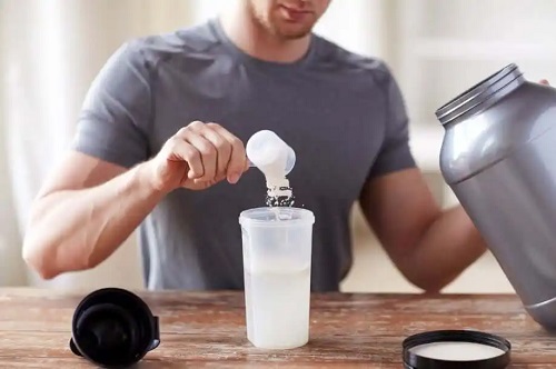 Bărbat ce prepară cafeaua proteică