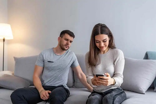 Bărbat afectat de infidelitatea virtuală