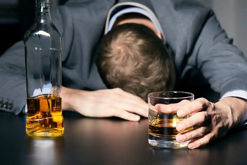 Bărbat care are nevoie de tratamentul ebriorexiei