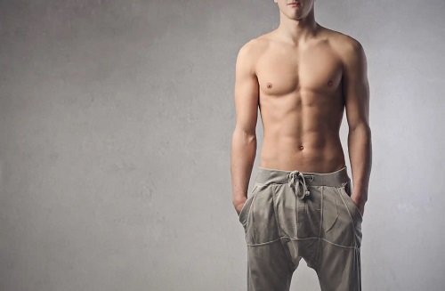 Bărbat la bustul gol