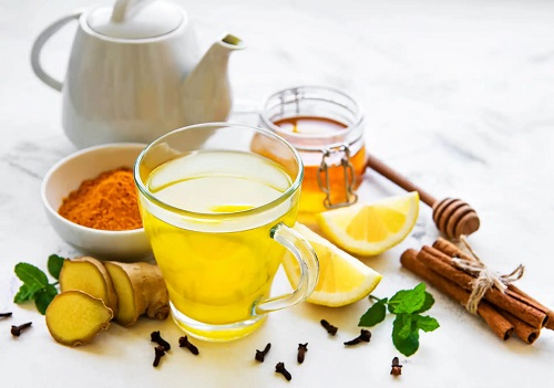 Cană cu remediu de curcuma cu miere