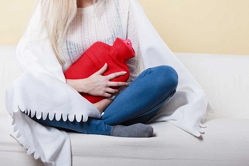 Femeie cu crampe menstruale