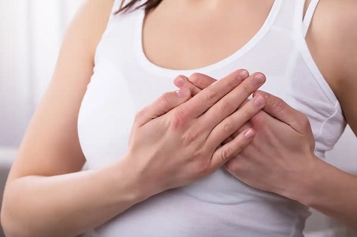 Femeie cu dureri de sâni