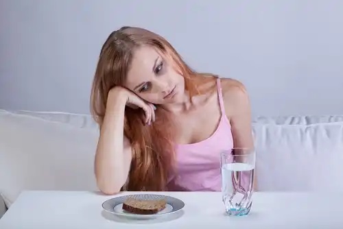Fată care simte efectele tristeții asupra corpului