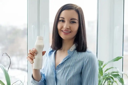 Fată care alege un iaurt sănătos