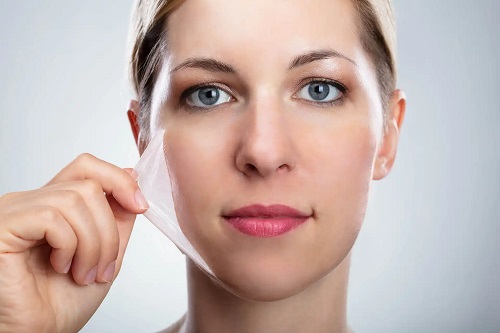 Fată care face peeling chimic acasă