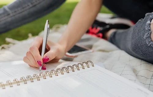 Fată care scrie în jurnal