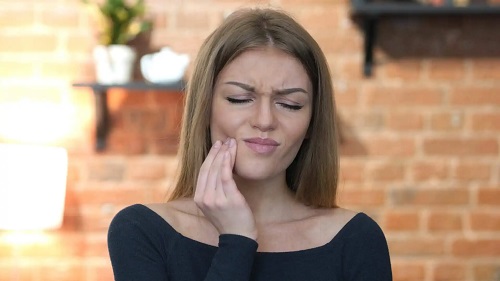 Fată afectată de traumatismul dentar