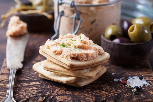 Felii de pâine cu antipasto de ton
