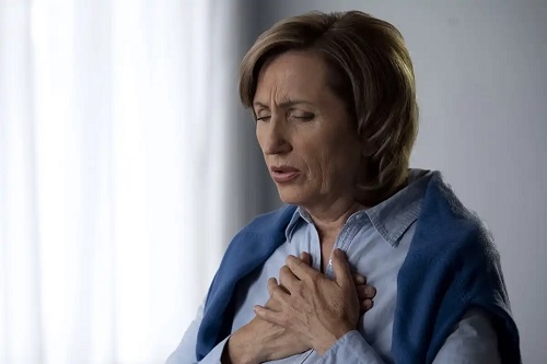 Femeie cu boala pulmonară obstructivă cronică