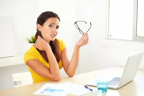 Femeie cu durere de gât