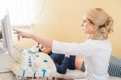 Femeie la ecografie